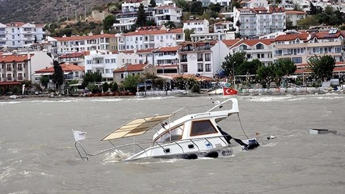Datça'da fırtına hayatı olumsuz etkiledi! 1 tekne battı