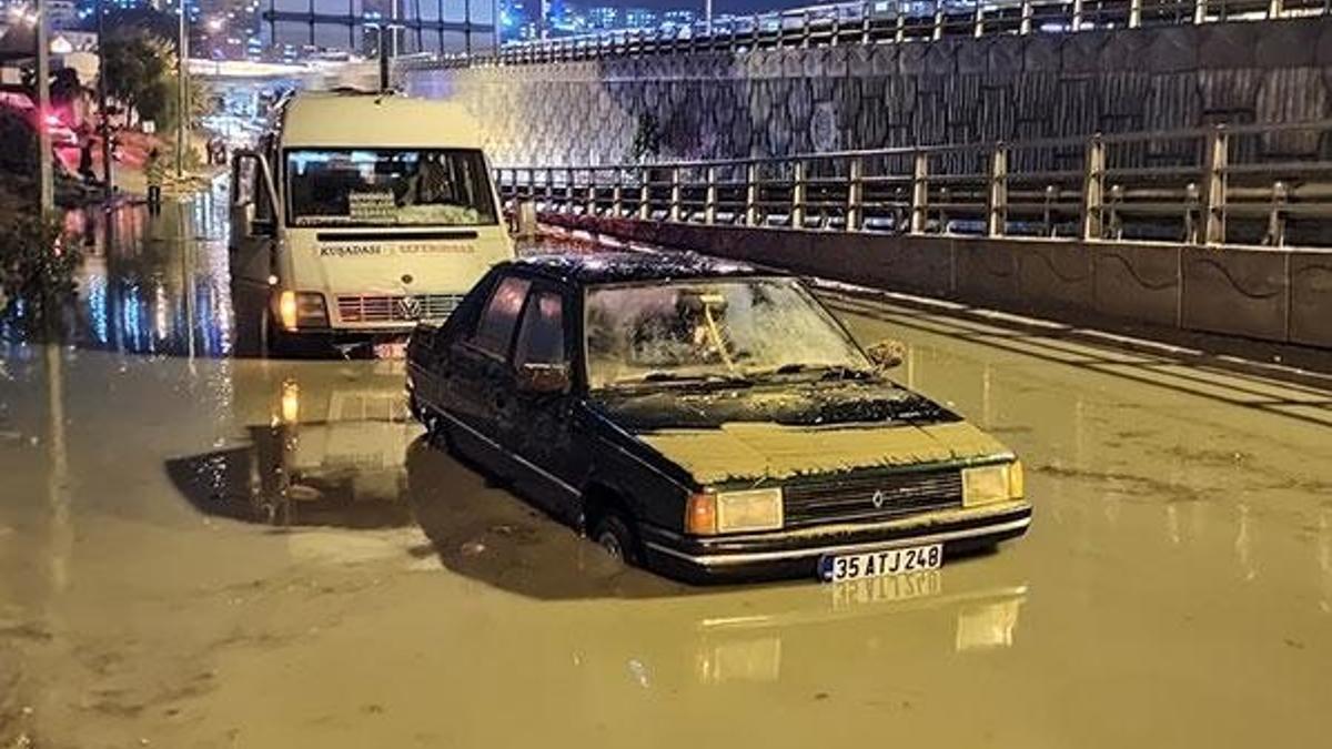Kuşadası'nda sağanak yağış günlük yaşamı felç etti!