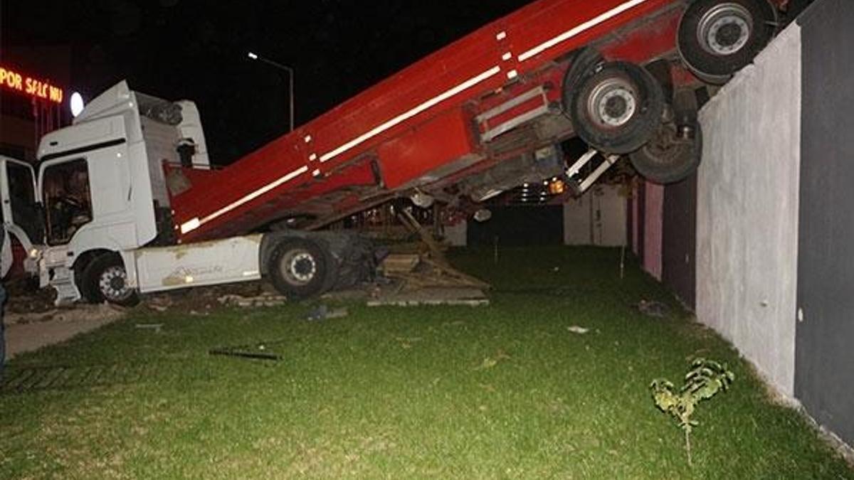 TIR kameriyenin üzerine düştü, 3 genç son anda kurtuldu