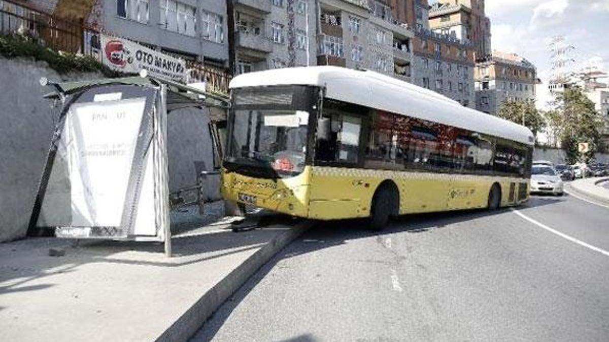 Kağıthane'de İETT otobüsü durağa çarptı