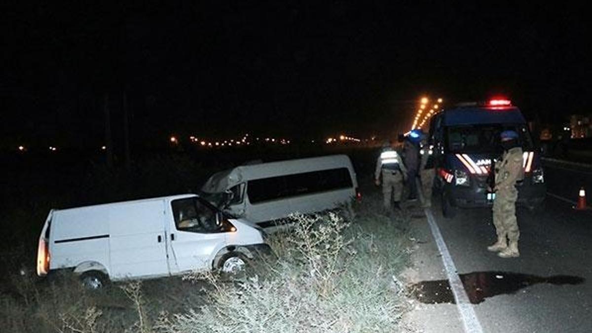 Öğretmenlerin bulunduğu minibüs ile panelvan çarpıştı: 10 yaralı