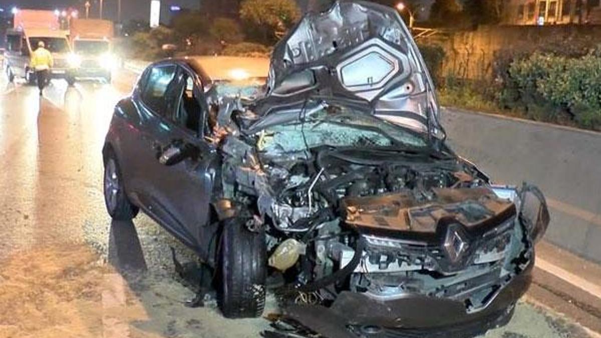 Bayrampaşa TEM Bağlantı yolunda kaza! Otomobilin çarptığı kamyonet devrildi; 2 yaralı