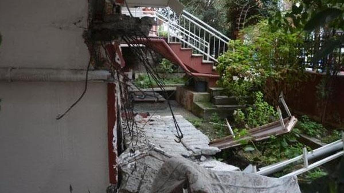 Facianın eşiğinden dönüldü! Balkon çöktü, bina mühürlendi