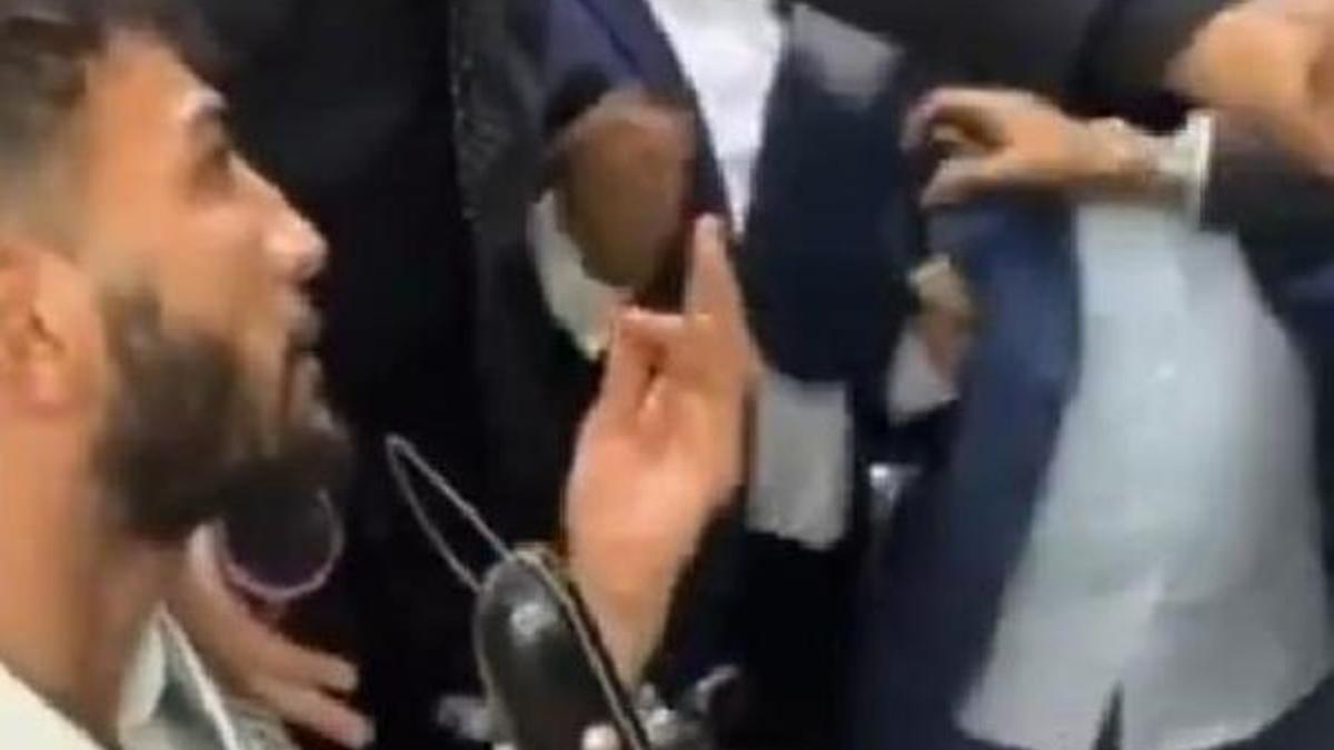 Müzisyenin sazını kırıp yüzüne tekme attı! Düğünde ortalık karıştı