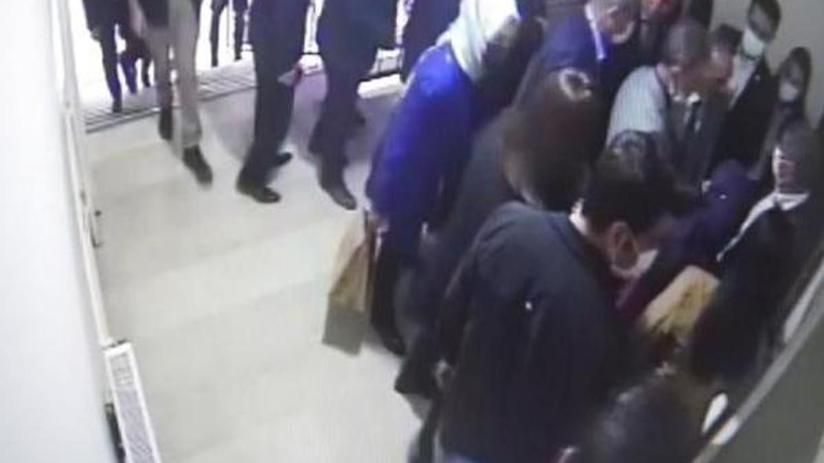 Gelecek Partisi lideri Davutoğlu'nun asansör kazası kameraya yansıdı