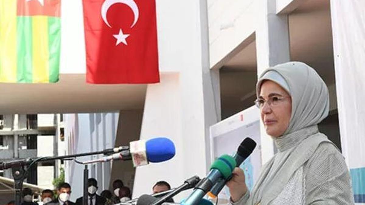 Emine Erdoğan Togo'da! “Geleceğe hazırlıklı olmak güçlü bir eğitimle mümkün”