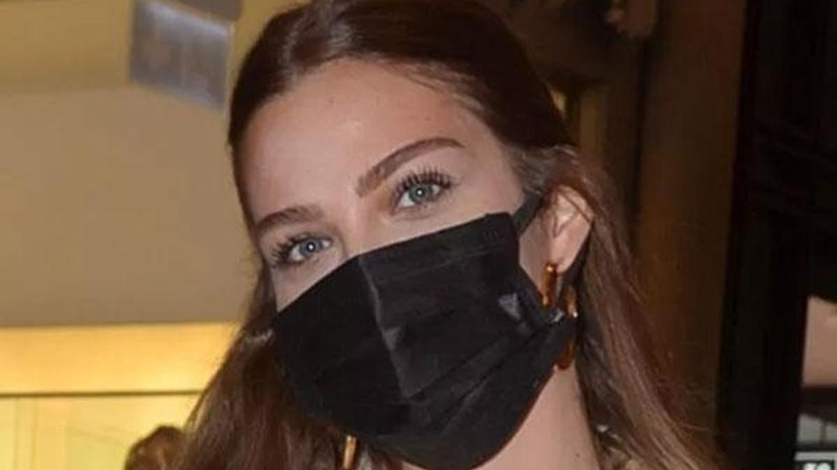 Yasemin Şefkatli eşinin trençkotunu giydi