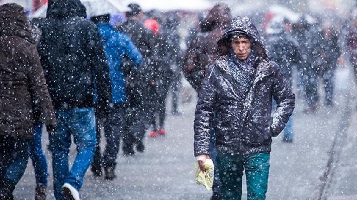 Kar geliyor! Çok kuvvetli olacak, canlı yayında duyurdu, 10 derece birden düşüyor...