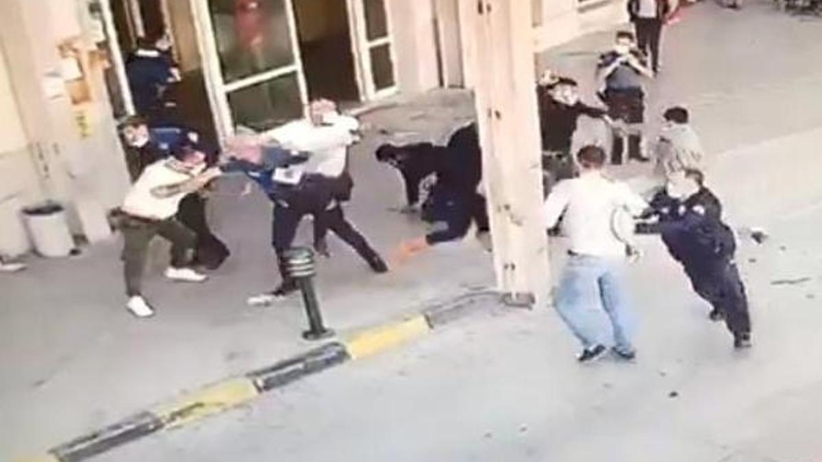 Polisin belinden tabancayı alıp dehşet saçtı! Yaralılar var