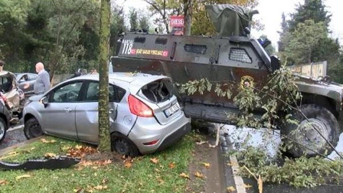 Zırhlı polis aracı 6 araca çarptı: 3 yaralı