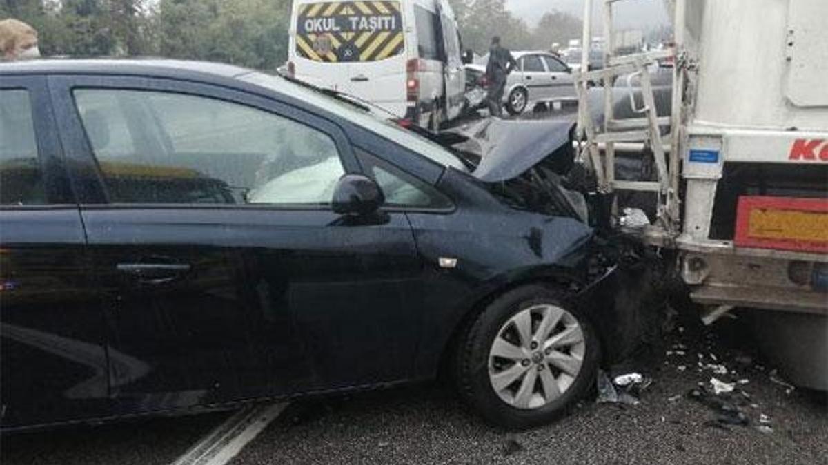 Sakarya'da 27 araçlı zincirleme kazalar: 17 kişi...