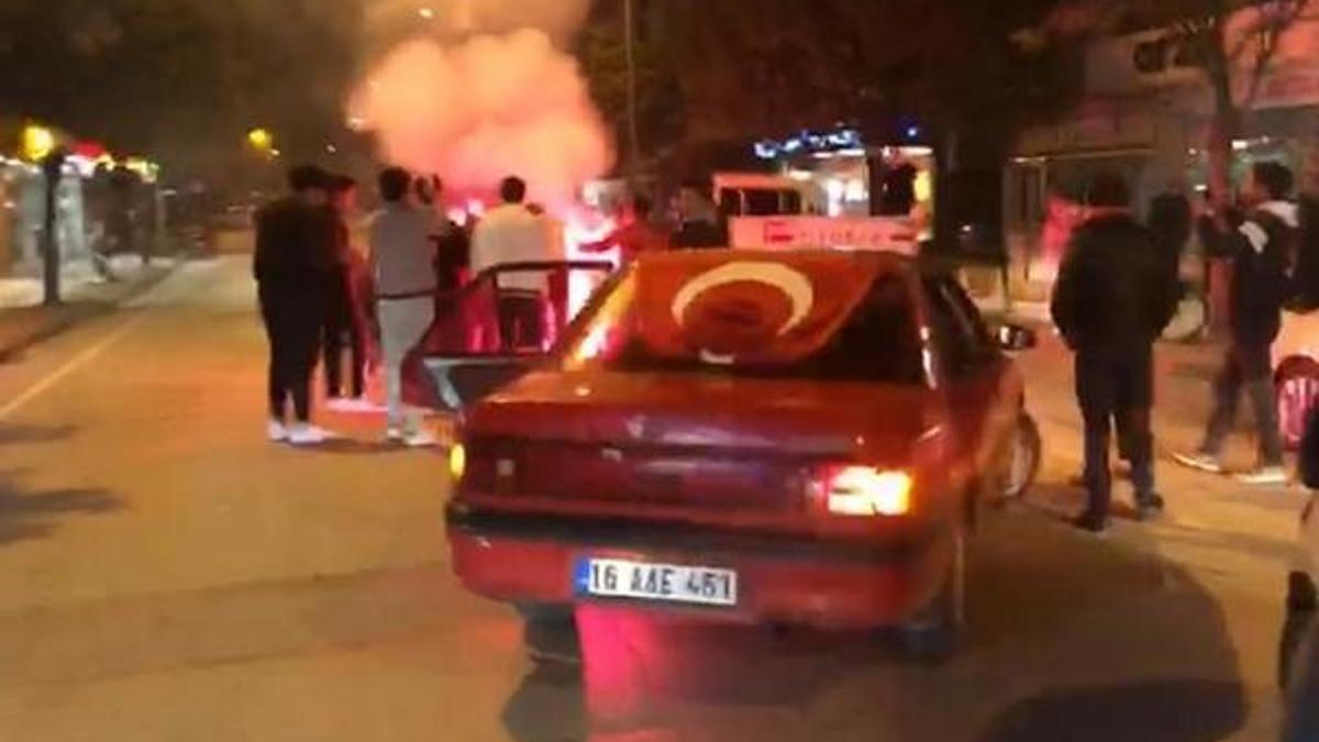 Yolu kapatıp asker eğlencesi düzenleyen 8 sürücüye para cezası