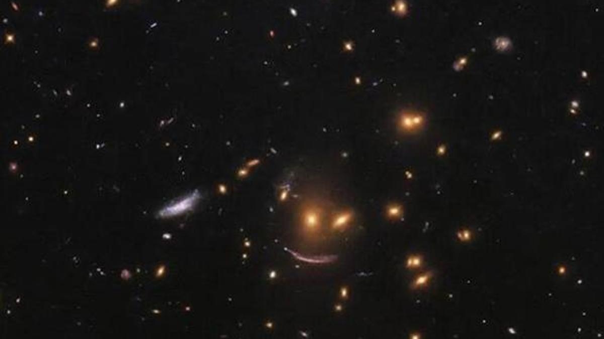 NASA'dan 'gülen yüze' benzeyen galaksi paylaşımı