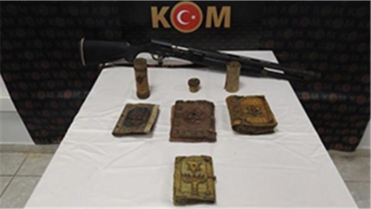Bin yıllık altın işlemeli, el yazması 5 Tevrat ele geçirildi!