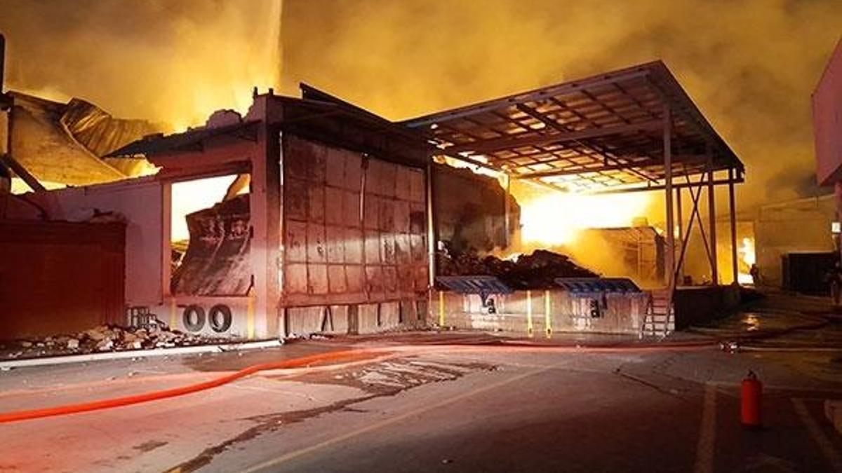 Esenyurt'ta fabrikada çıkan yangına müdahale ediliyor