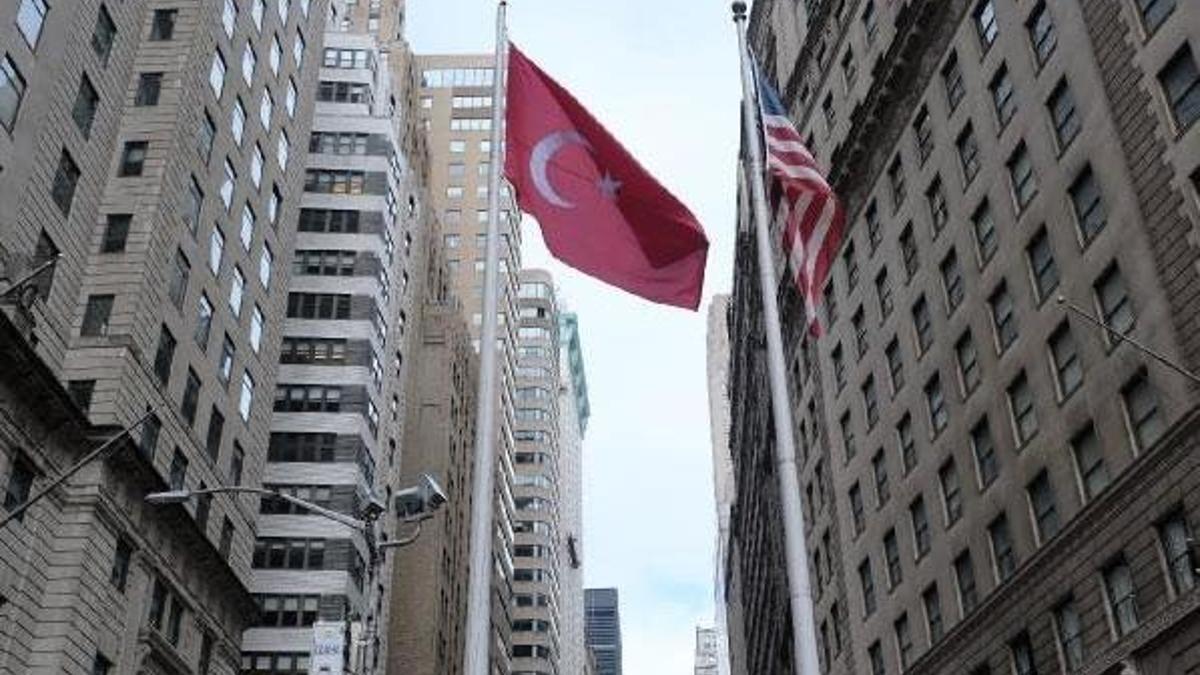 New York'ta Türk bayrağı göndere çekildi