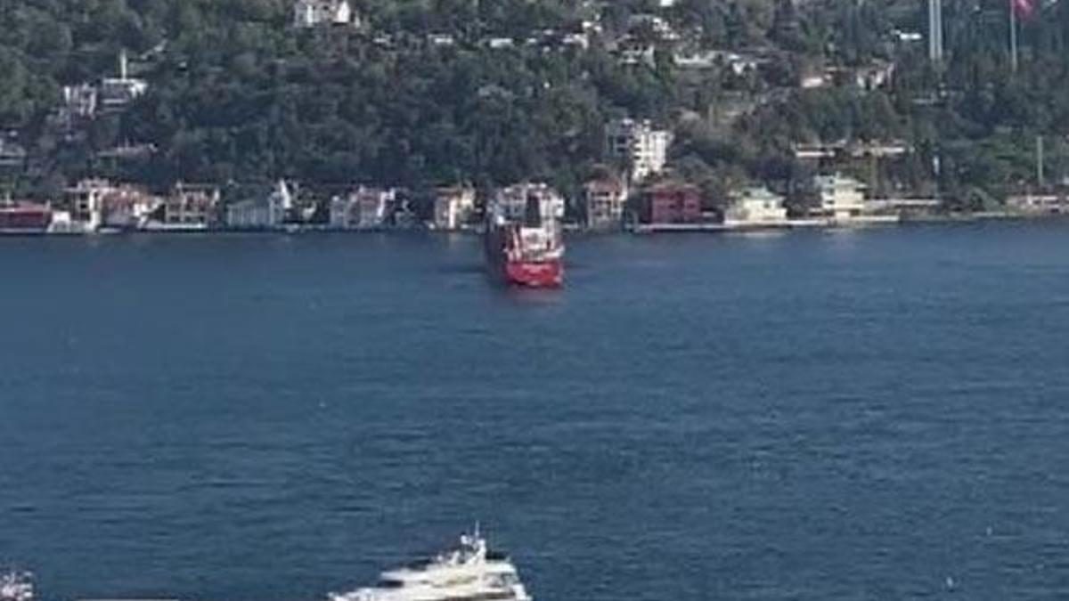 İstanbul Boğazı'nda sürüklenen gemi kıyıya metreler kala durdu