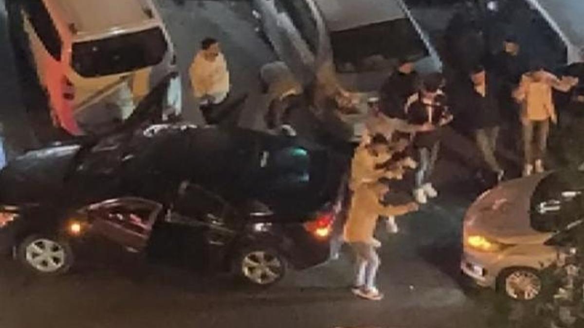 Trafiğin ortasında halay çektiler