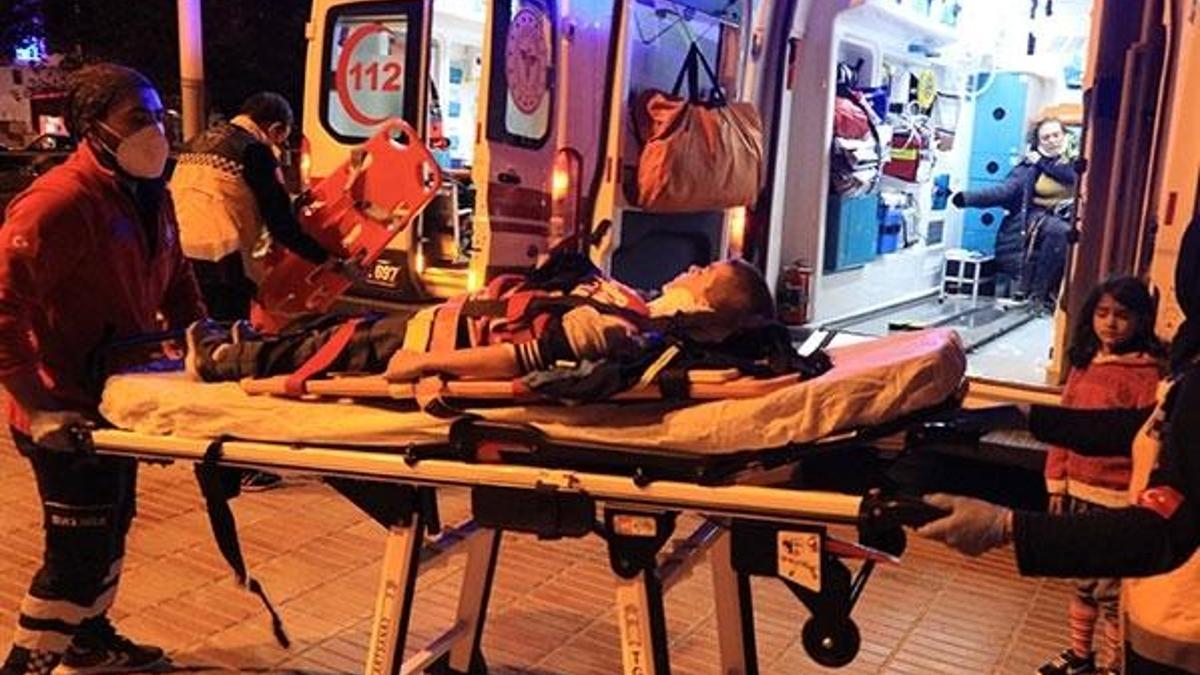Burdur'da otomobil iş makinesine çarptı: 1 öül, 4 yaralı