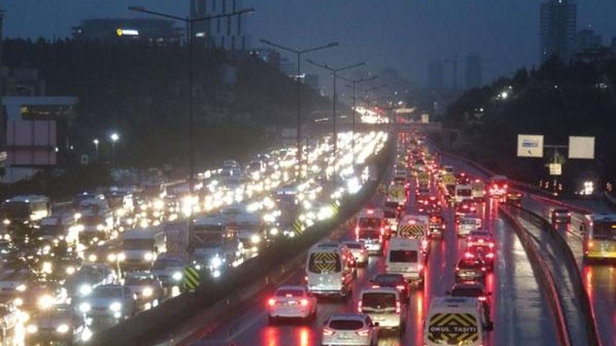 İstanbul'da trafik yoğunluğu! Haftanın ilk iş gününde yüzde 63...
