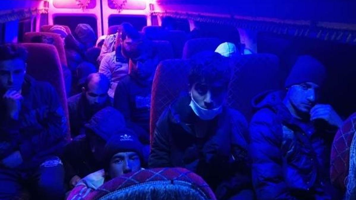 Bitlis'te, 6 araçta 64 kaçak göçmen yakalandı!