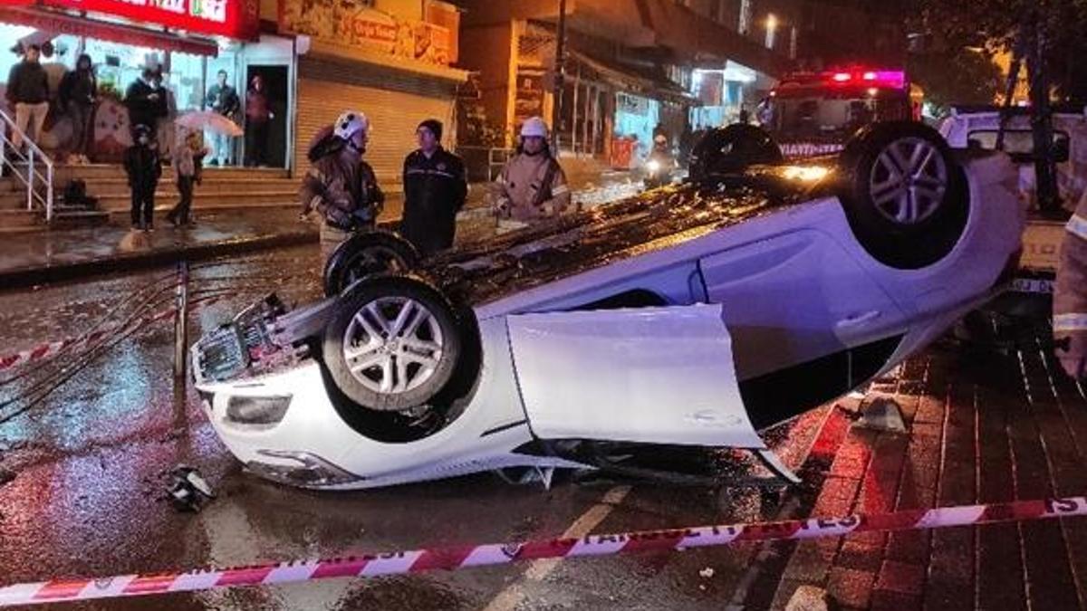 Üsküdar'da bariyere çarpan araç ters döndü!