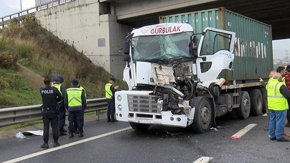 Sancaktepe Kuzey Marmara Otoyolu'nda kamyonlar çarpıştı!
