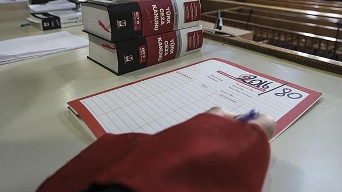 Hepsi 18 çift ayakkabının içinden çıktı!