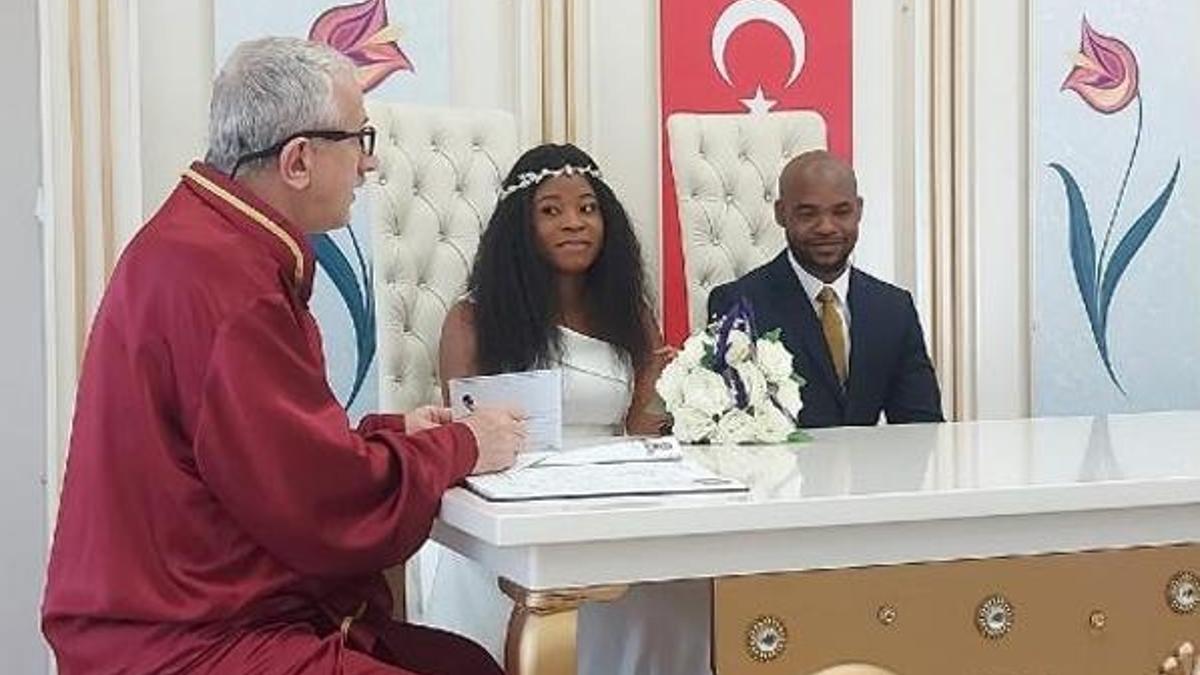 Nijeryalı damat, nikahta sandalye üzerine çıkarak 'evet' dedi