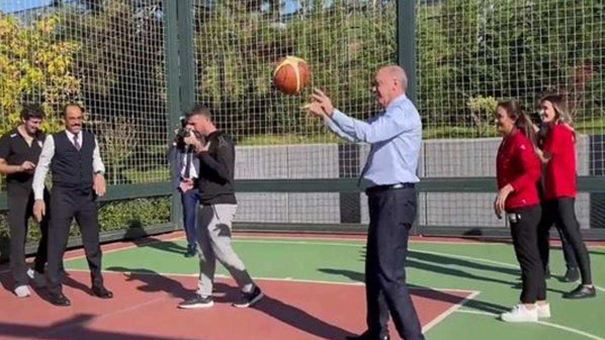 Cumhurbaşkanı Erdoğan gençlerle basketbol oynadı