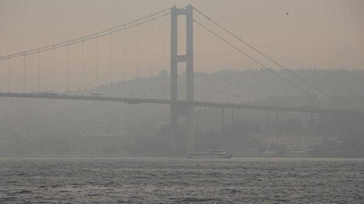 İstanbul Boğazı'nda gemi trafiğine sis engeli!