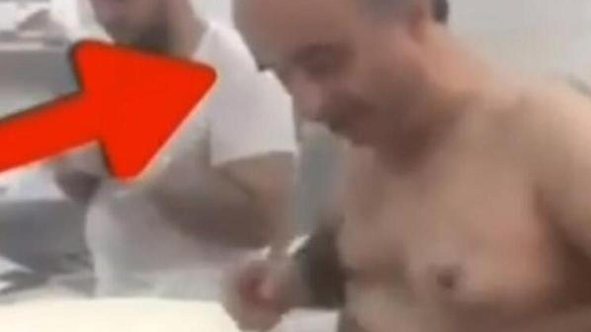 Baklavacıda skandal görüntü! Yarı çıplak...