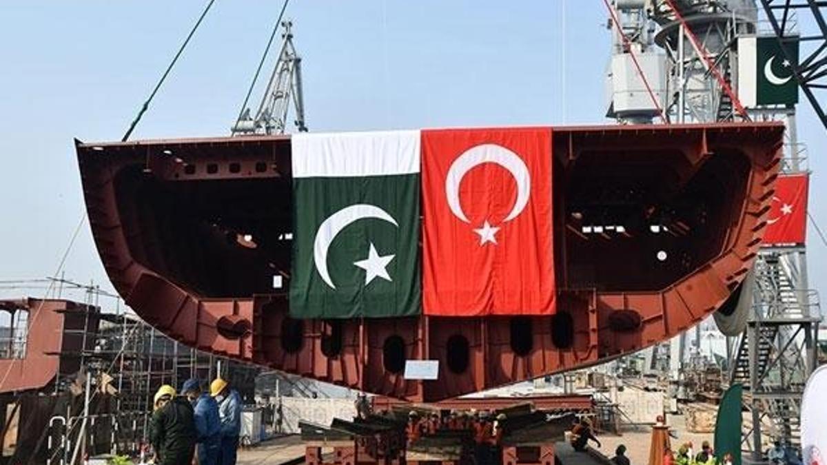 Türkiye tarafından Pakistan için üretilen 4'üncü MİLGEM korveti kızağa konuldu