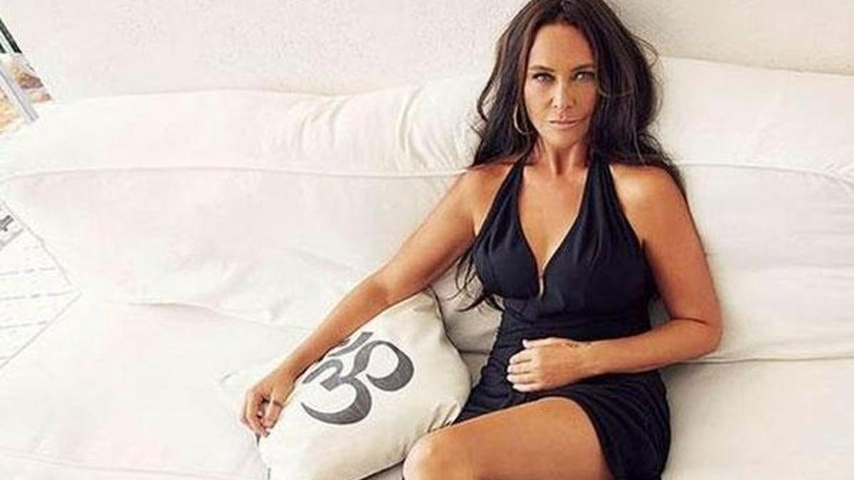 Hülya Avşar derin yırtmaçlı elbisesiyle sahnede!