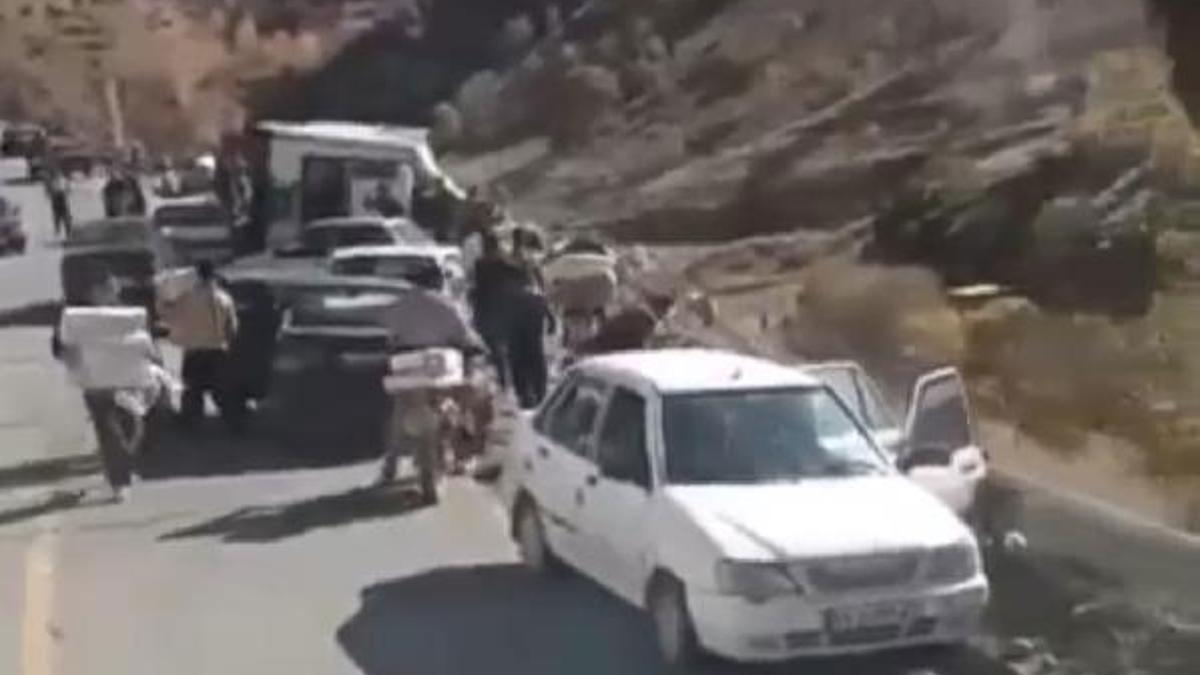 Kaza yapan Türk TIR'ı yağmalandı; o anlar kamerada