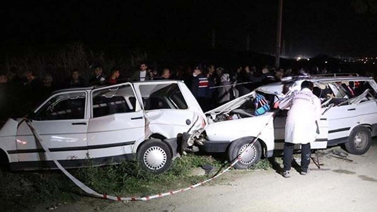 Denizli'de hafif ticari araç otomobille çarpıştı: 1 çocuk öldü, 4 yaralı