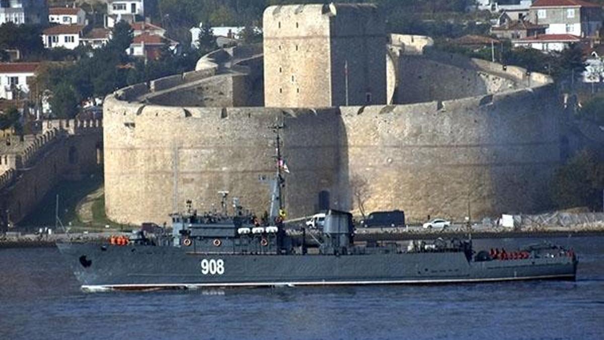 Rus savaş gemisi, devriye botu ve römorkörü Çanakkale Boğazı'ndan geçti