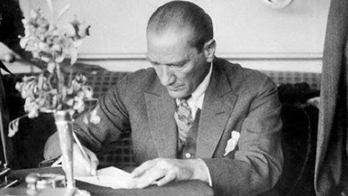 Atatürk'ün sevdiği şarkılar neler? İşte Atatürk'ün sevdiği yemekler, türküler ve en sevdiği çiçek!