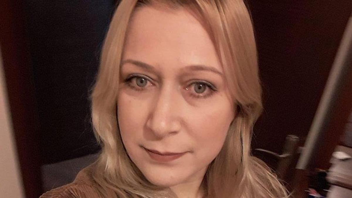 Öğrenci servisinden düşen hostes hayatını kaybetti