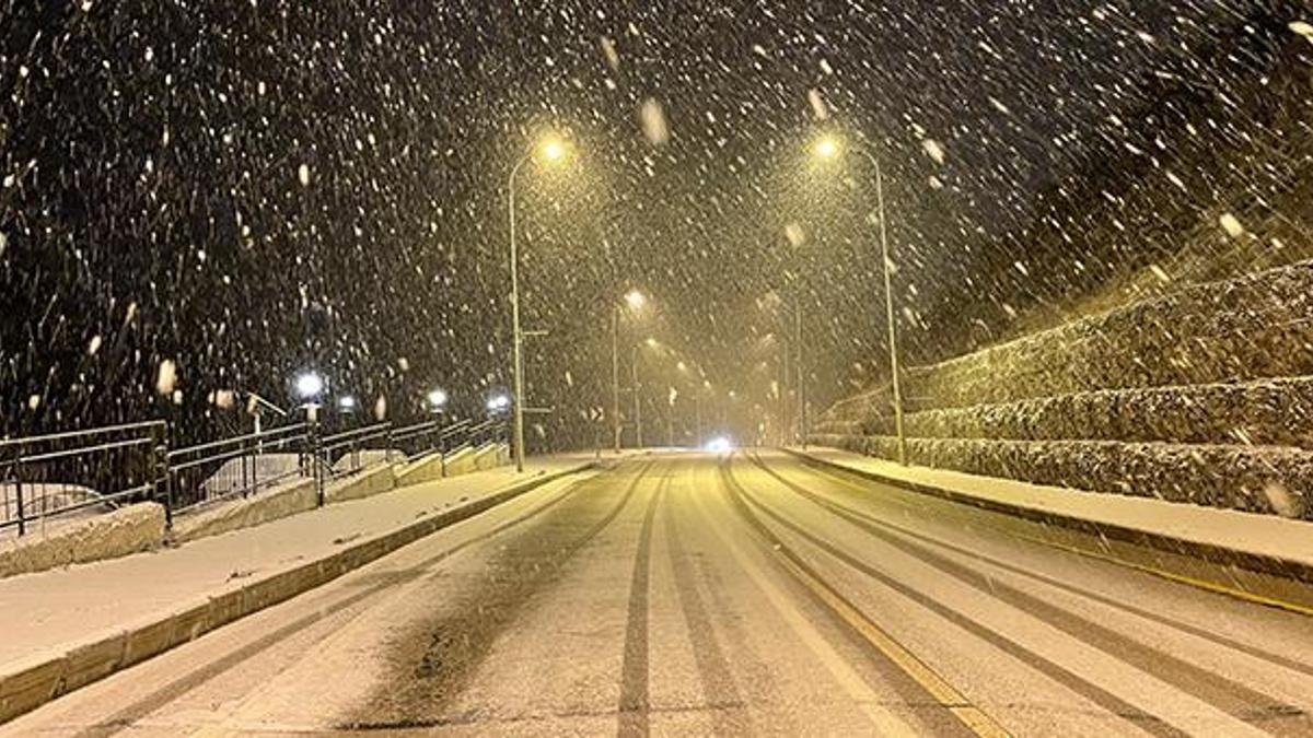 Erzurum'a lapa lapa kar yağdı! Kar kalınlığının 10 santimetreyi geçti
