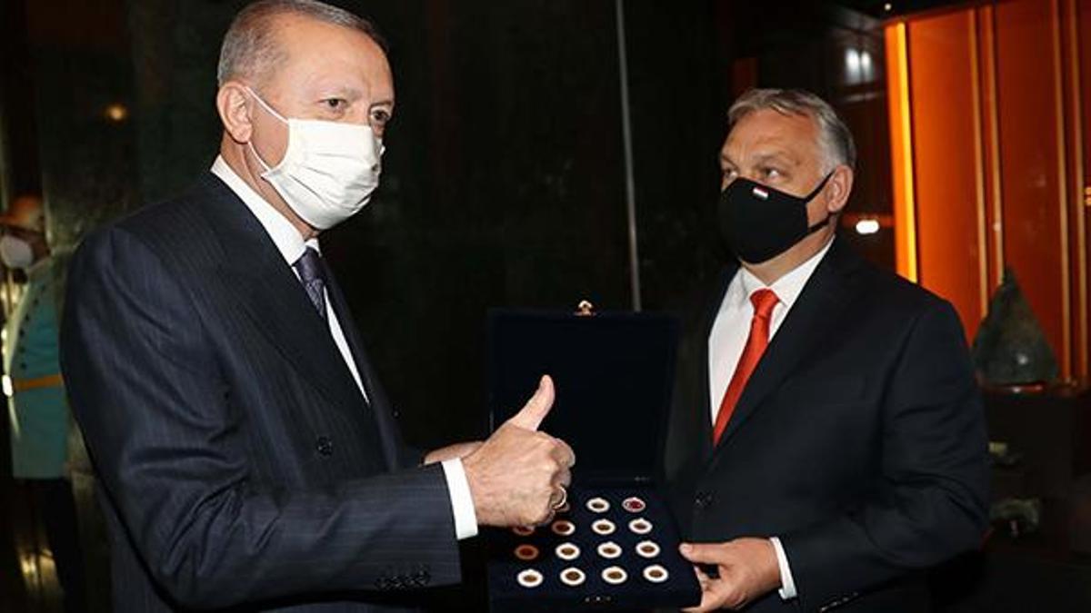 Macaristan Başbakanı, Türkiye'ye ait tarihi eserleri Erdoğan'a iade etti