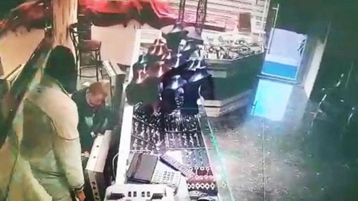 Bursa'da kuyumcu soydu, altın sayarken böyle yakalandı