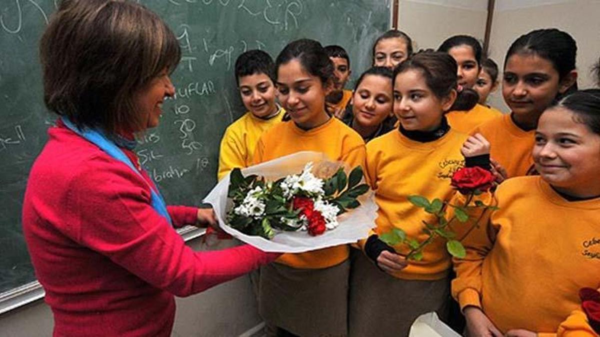 Öğretmenler Günü hangi gün, ne zaman 2021? Öğretmenler günü resmi tatil mi, okul var mı?
