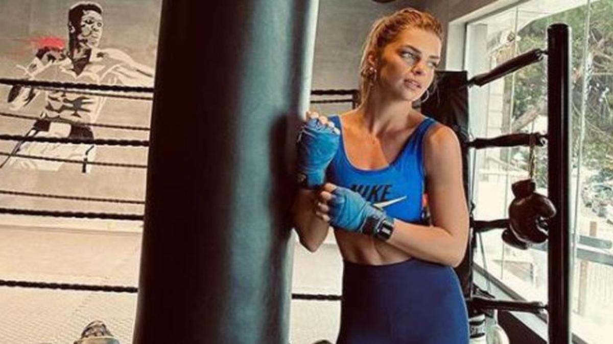 Pelin Karahan karın kaslarıyla şov yaptı