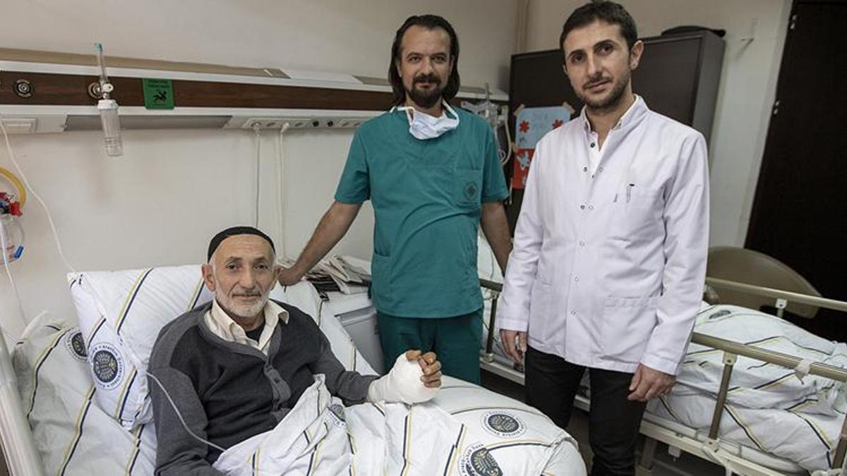 Eli doktorların zamanla yarışıyla yerine dikildi