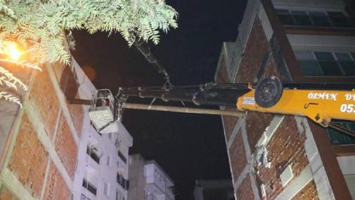 İzmir'de temeli kayan bina nedeniyle 5 apartman tahliye edildi