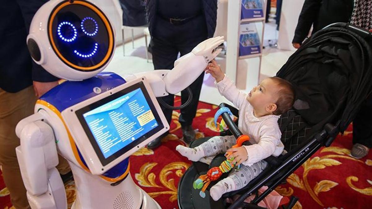 Konya'da üretilen insansı robotlar fuarın gözdesi oldu