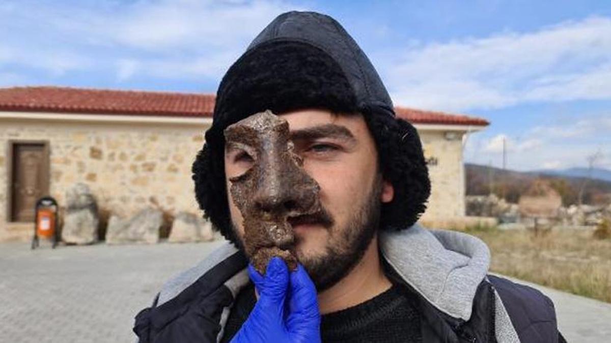 Antik kentteki kazıda, Roma askerlerinin kullandığı demir maske bulundu