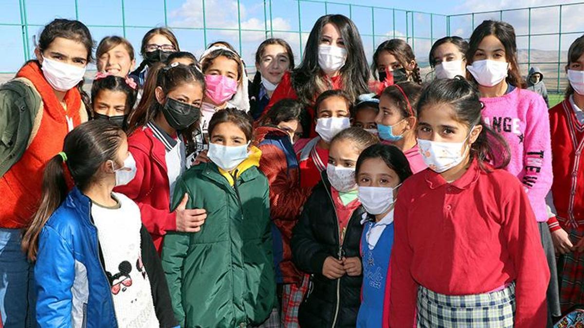Şükran öğretmen: Kızların okullu olması bize en büyük hediye