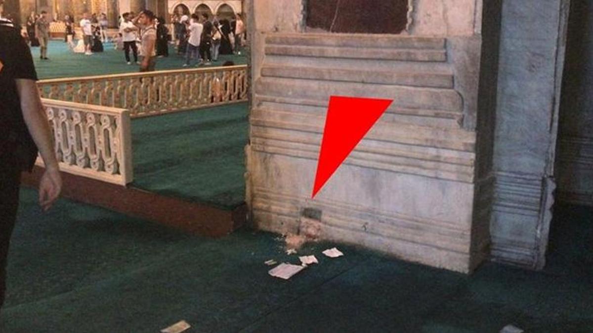Ayasofya Camii'nde şok eden olay! Cemaat kırık taşı oynatınca şaşkına döndü
